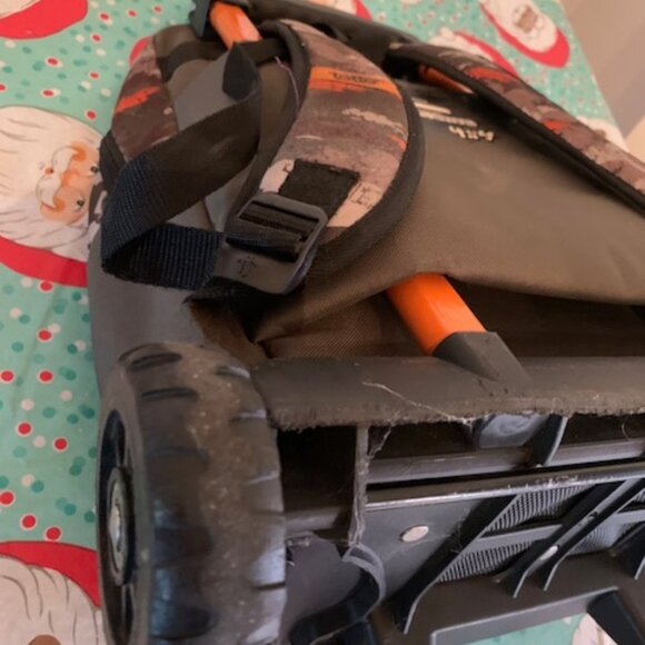 Very Cool TOTTO 4 X 4 Camo Backpack, with wheels and extending handle - Picture 4 of 16